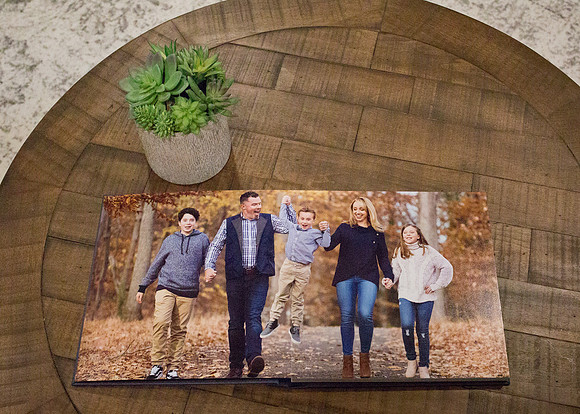 Web_PavlinaPerryPhotography_wallPortraits_Canvas_Studio-4