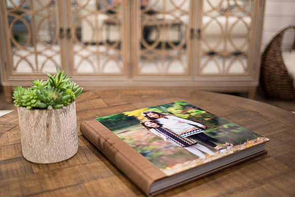 Web_PavlinaPerryPhotography_wallPortraits_Canvas_Studio-19